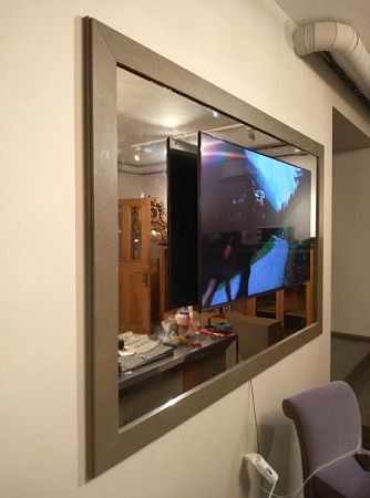Оформление стены с телевизором из кварцевого агломерата