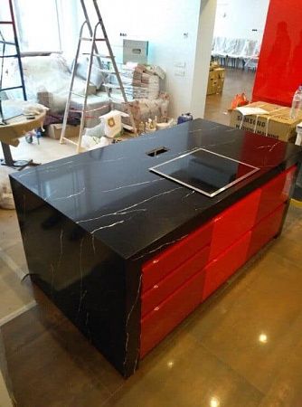 Черная столешница для красной кухни из кварцевого агломерата