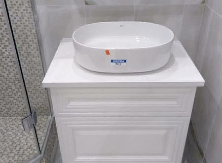 Столешница белая для ванны из кварцевого агломерата
