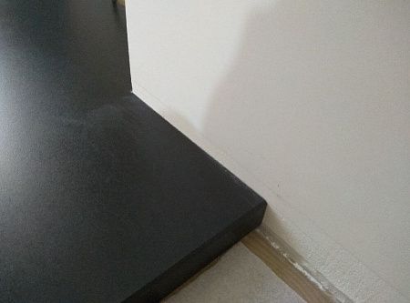 Черная облицовка напольного покрытия перед камином из кварцкерамики