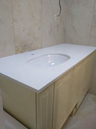 Белоснежная столешница под мрамор для ванной из кварца