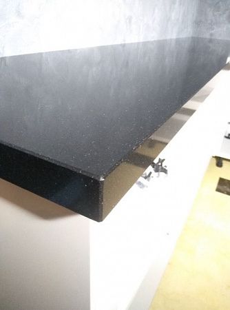 Столешница черная из кварцевого агломерата для кухни