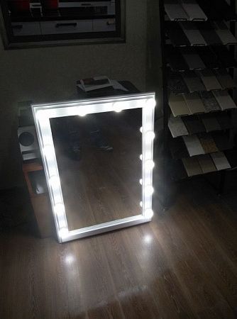 Белое зеркало с освещением из кварцевого агломерата