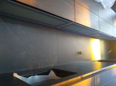 Столешница для кухни из кварцкерамики под мрамор