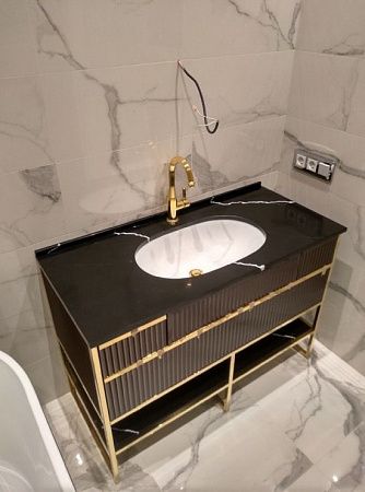 Черная столешница под мрамор для ванной из кварца